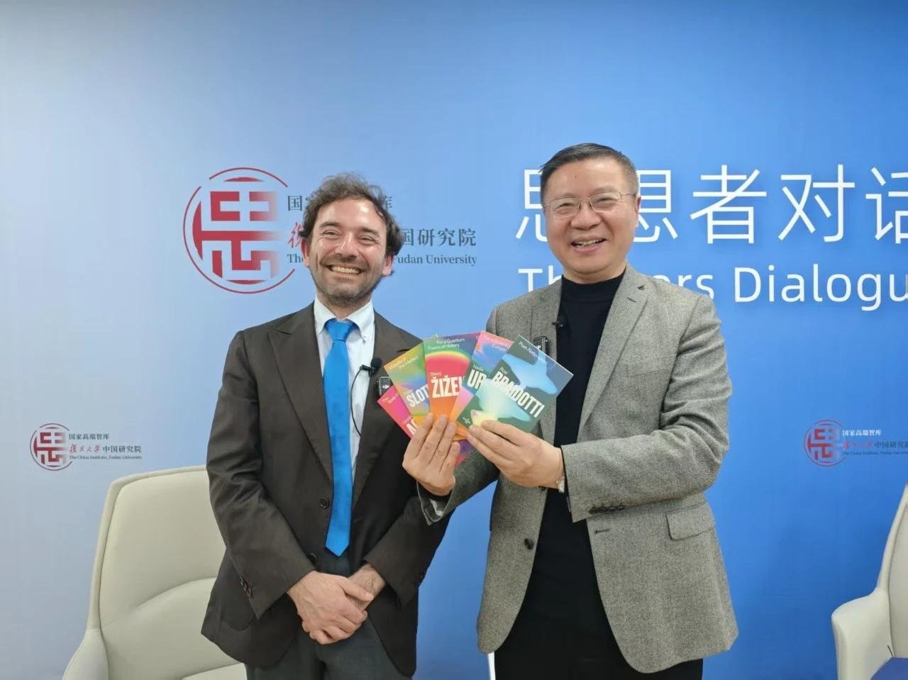 张维为教授的研究院最近来了一位国外友人，二人交谈后，互相赠送著作。张教授拿出了自