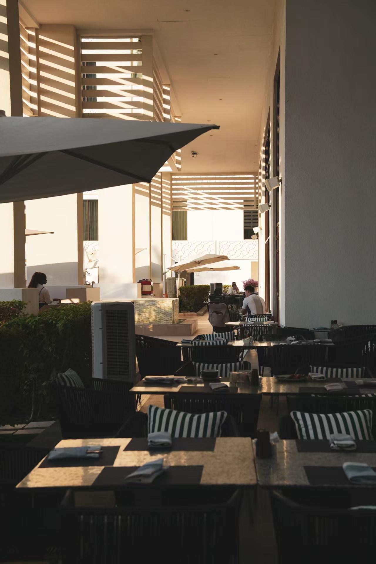 早上好！八点半准点醒了！发两张摄影老师拍的美图！太太太好看了早安阿联酋·亚斯岛