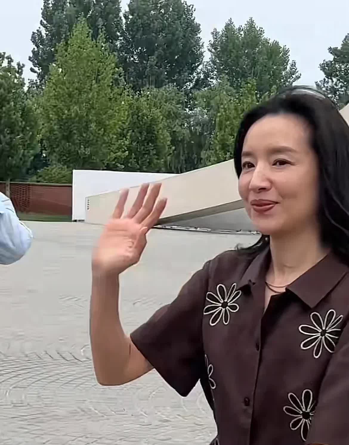 现在的明星胆子也太大了，一点都不注意自己的个人形象，女神董洁一身素衣不化妆直接出