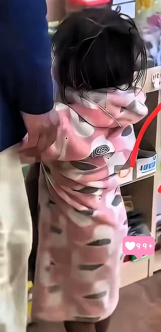 谁能想到在车水马龙的城市里藏着一个像小野兽似的孩子，整整三年，他不穿衣服，光