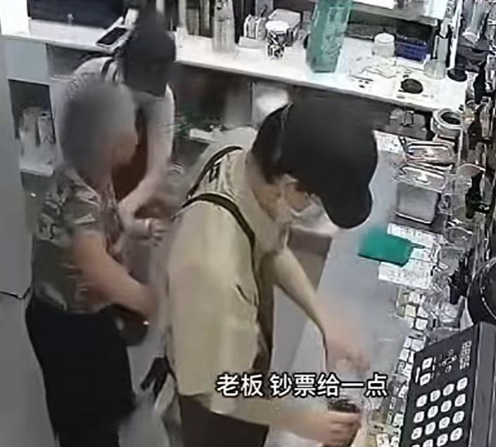 浙江，一老奶奶突然闯入奶茶店，直接问店员要钱。店员要求老奶奶先出去，没想到，老奶