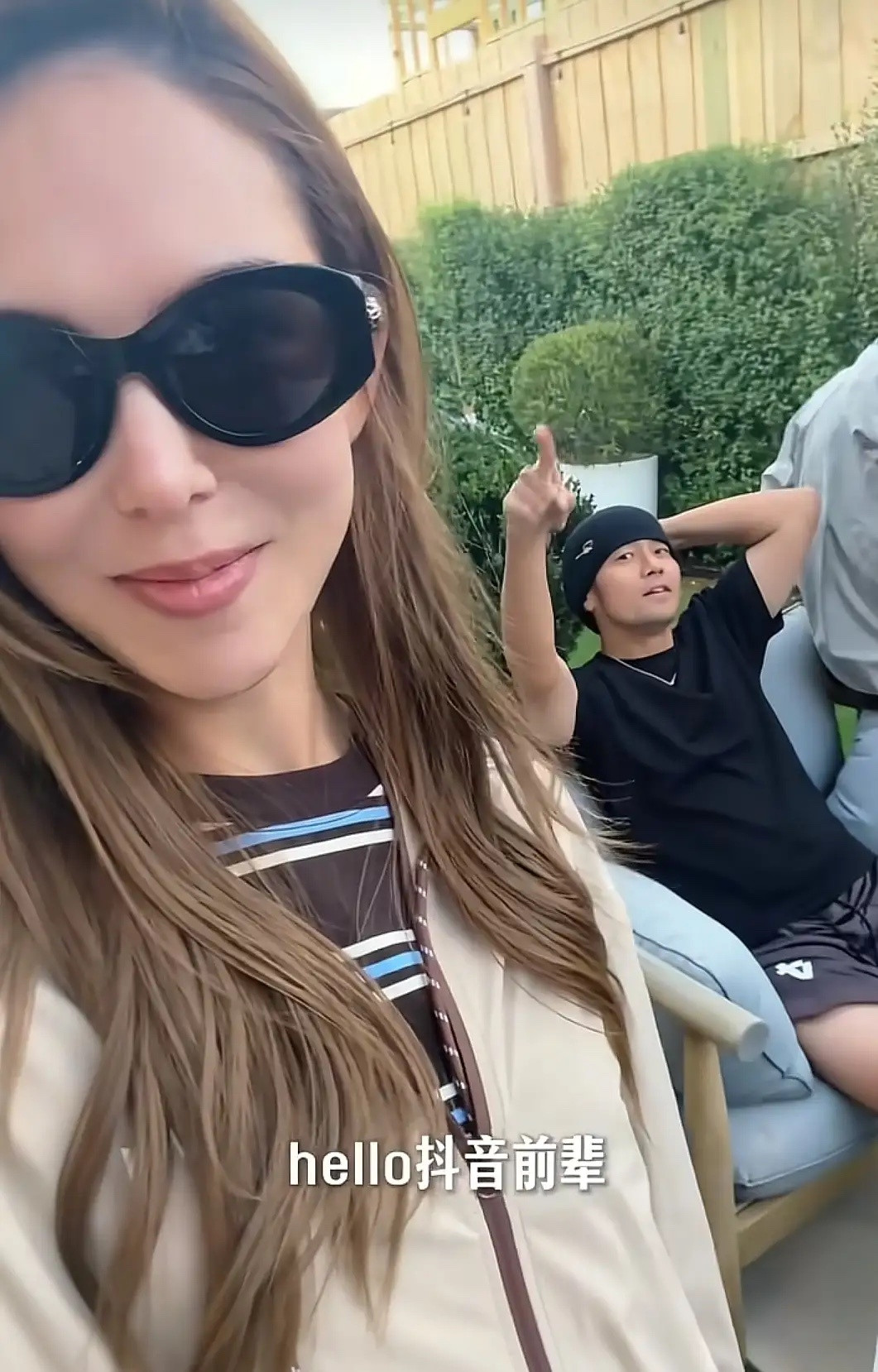 昆凌晒老公宣誓主权，周杰伦露大腿被晒到分层，坐院子里和她斗嘴！