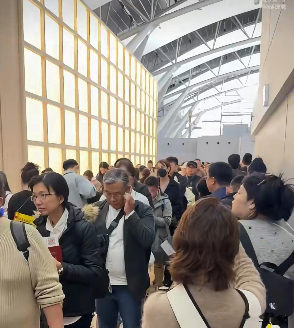 日本机场挤爆了！中国人扎堆回国堪比春运，机票涨价背后藏猫腻最近日本成田机场