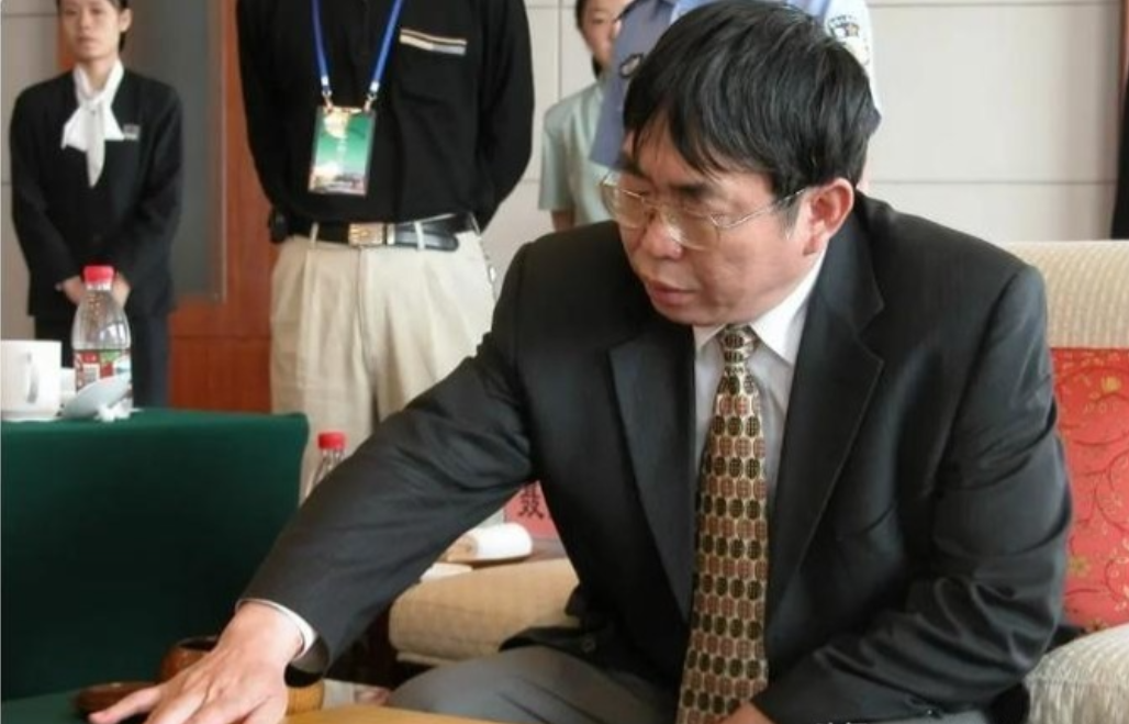 1992年，金庸邀请聂卫平来家中做客，席间聂卫平连吃了13只大闸蟹，十分过瘾！可