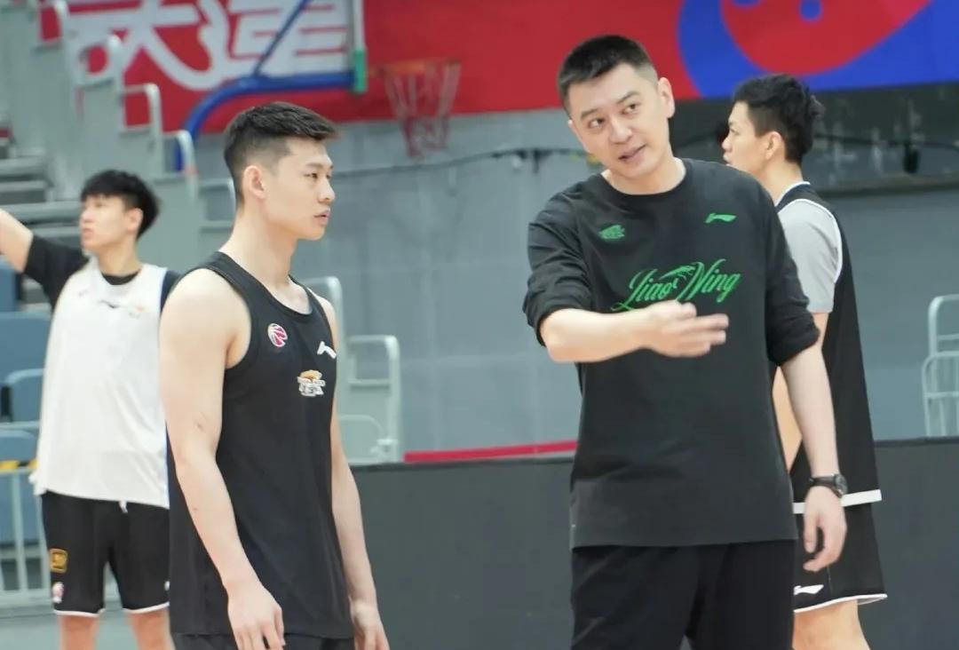 真正的强队，不是靠一个大脑，而是能快速长出新大脑。赵继伟缺阵，辽宁的后场没塌。