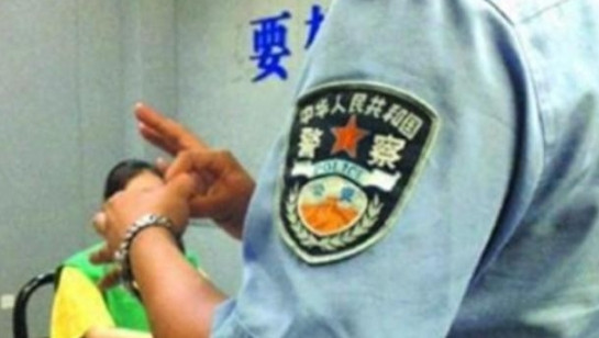 1998年天津，七名女高中生在宿舍离奇死亡，而唯一的幸存者却与尸体共睡一晚，事后