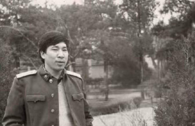 1981年底，提干失败的阎连科办好退伍证后回了老家嵩县。一天，他正在田里播种小麦