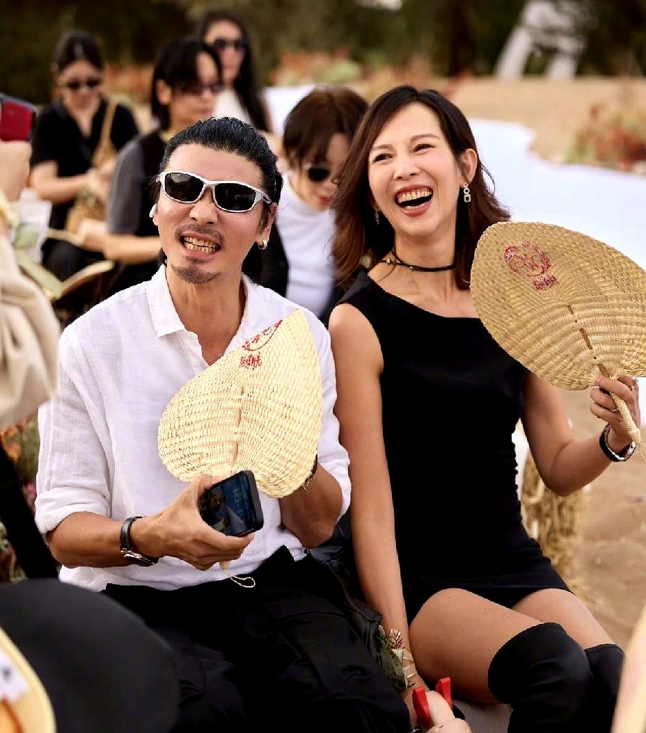 张晋蔡少芬坐在沙漠台下，手里摇着把破草扇，笑得后槽牙都快露出来了。什么明星包袱全碎一地。没穿高定礼服