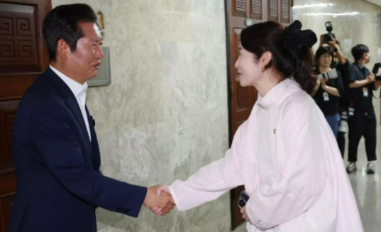 9日韩国共同民主党党首郑清来在访谈中谈及多项事宜，再次展现了他的强硬态度，对于姜