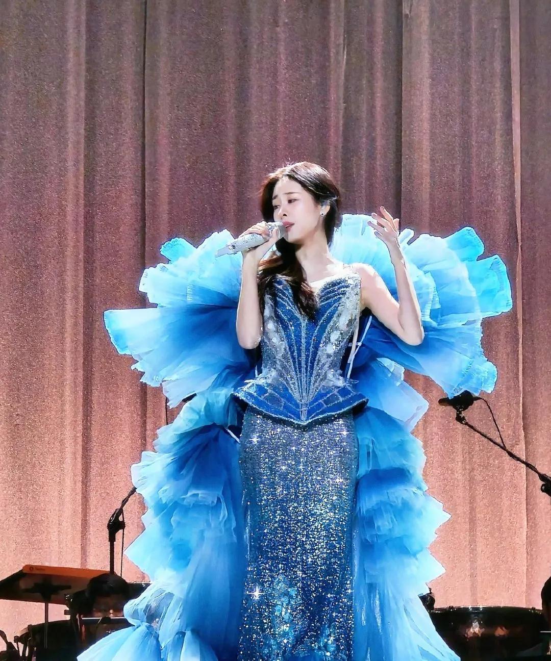 张碧晨杭州演唱会变装封神！人鱼公主造型惊艳全网：这就是仙女本仙吧！“妈妈！我见