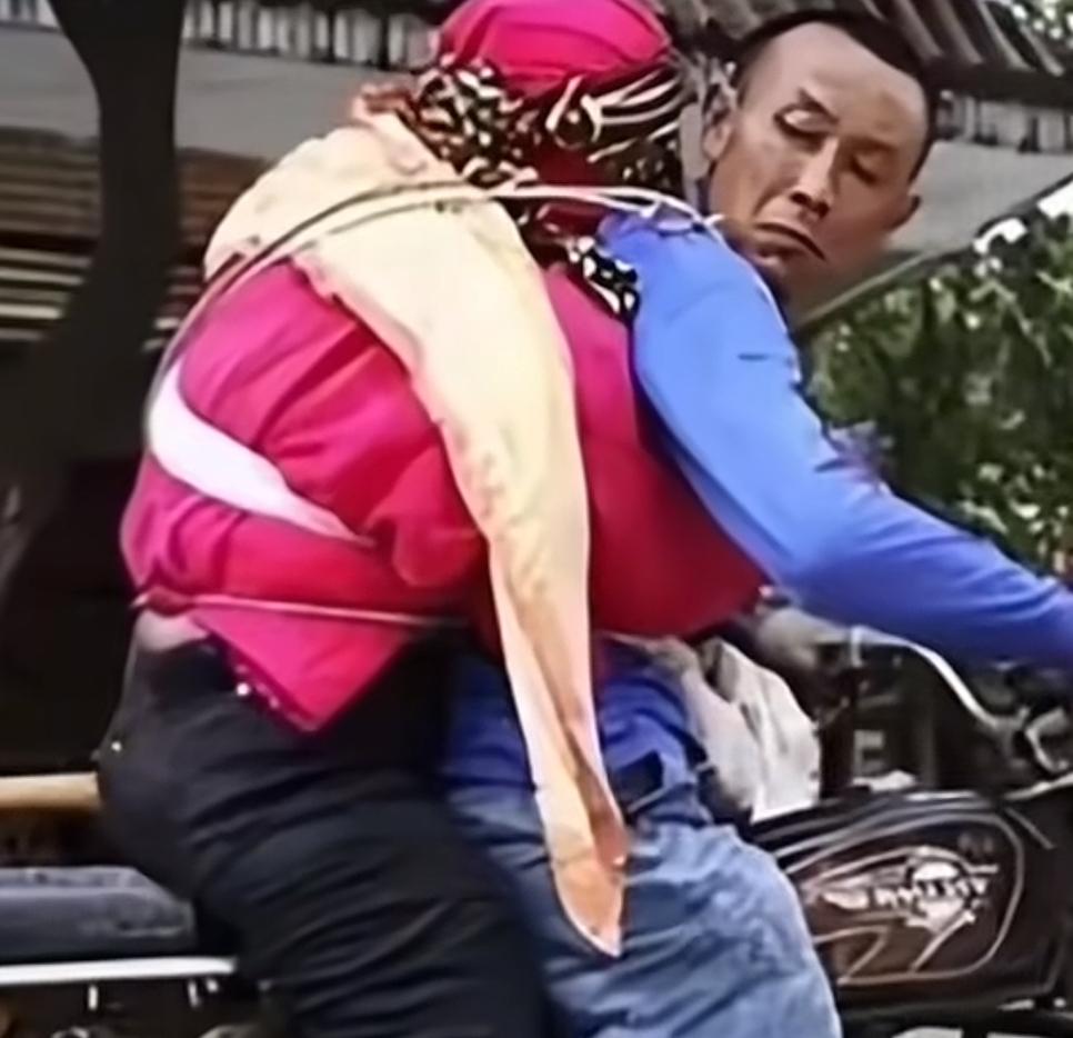 18年前，那个在汶川地震中背亡妻回家的吴加芳，如今怎样了？他是如何从“地震中最有