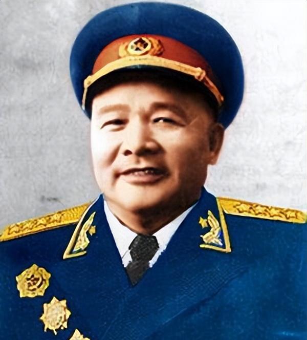 1937年，344旅很排外，只认旅长徐海东，两大元帅都镇不住。毛主席闻此，怒气说