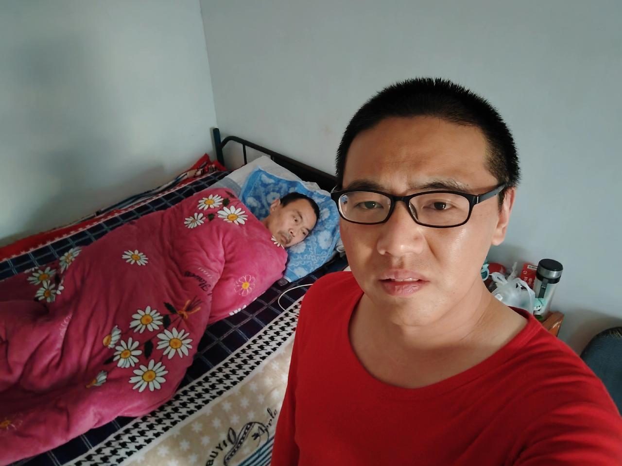 前两天跟爸爸发生矛盾。一气之下离家出走。来到了远处的妈妈家。爸爸和妈妈早就