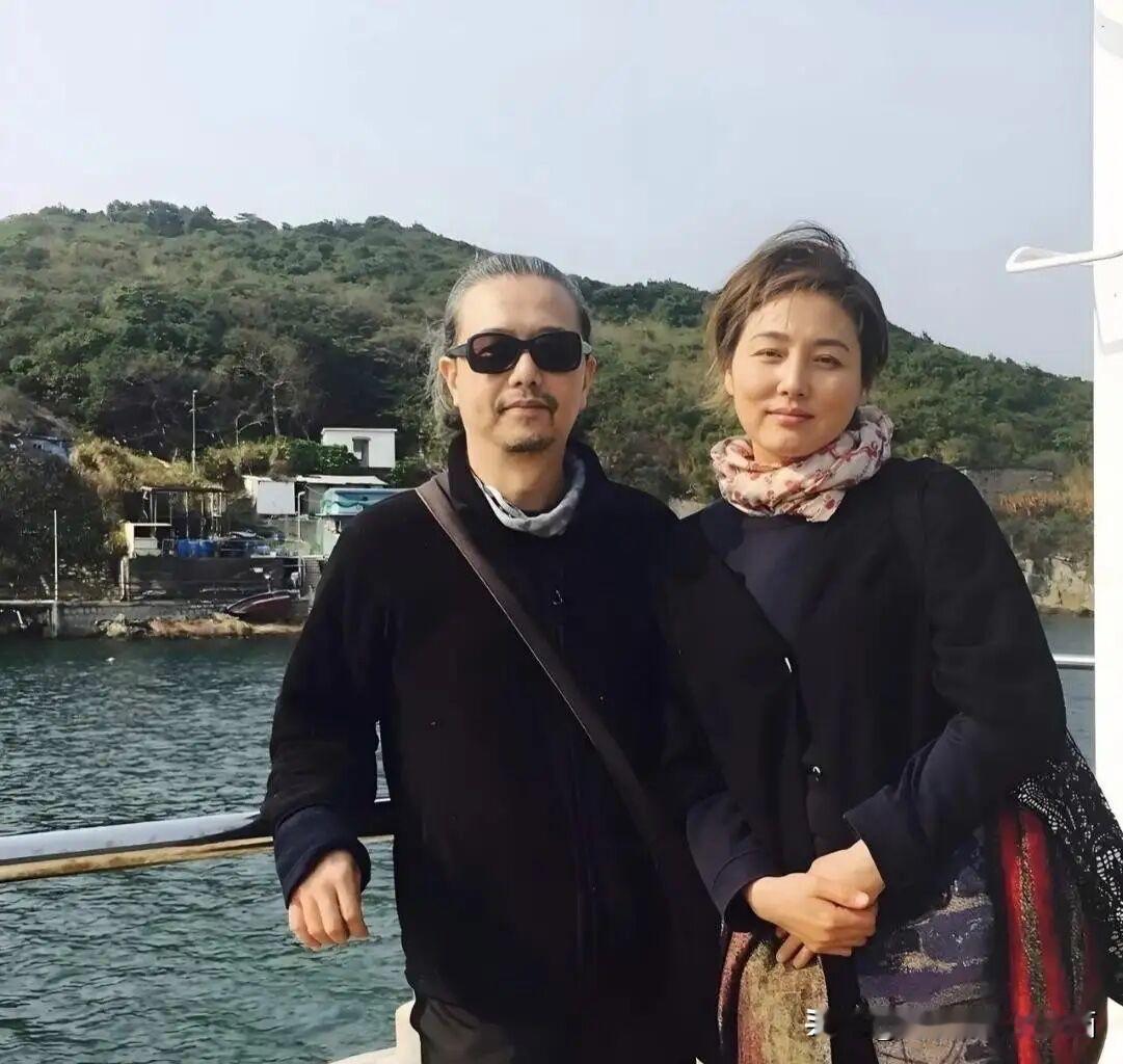 这么多年过去了，她还是那么的漂亮，几乎没有什么变化，感觉比以前还要年轻，只是头发