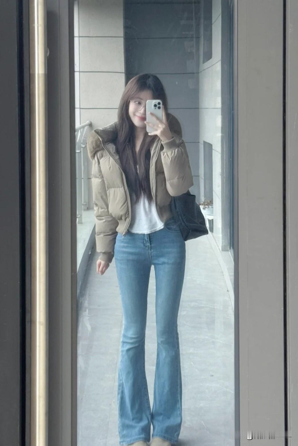 米白短羽绒×微喇牛仔：腿长瞬间+10cm，小个子秒变“高挑”开挂！[比心][比心