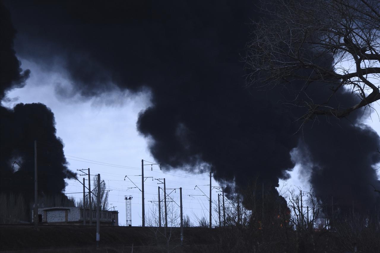 黑了，全部都黑了！俄罗斯一天就轰炸了乌克兰20个变电站，使得乌克兰的敖德萨地区