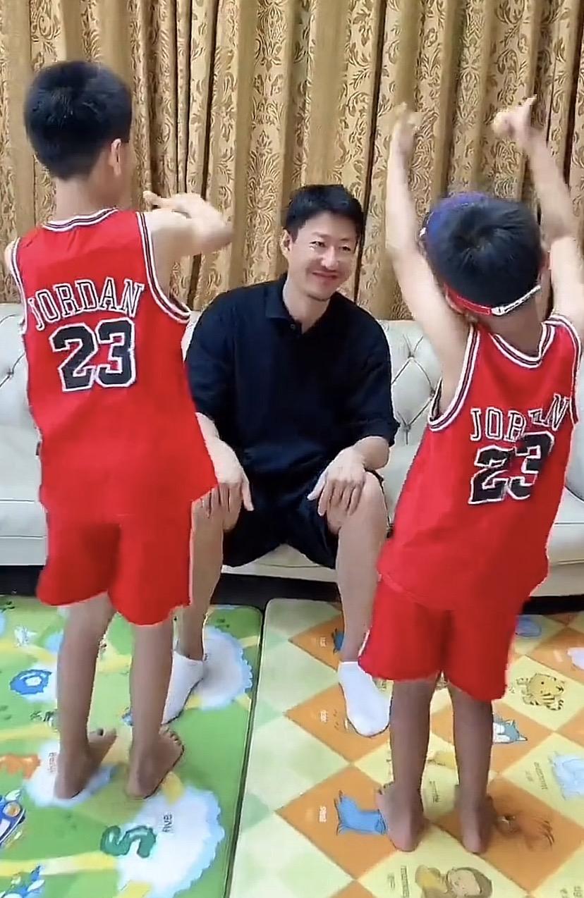 原来于震有三个儿女，和前妻的婚姻不到六个月就结束了。2009年，34岁的于震和