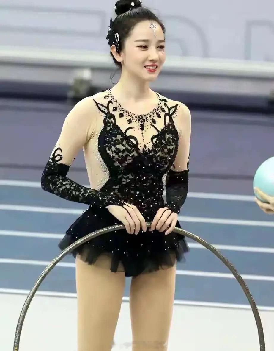 称她一声体操女神也不为过，当年就是看她艺术体操迷上的。​​​