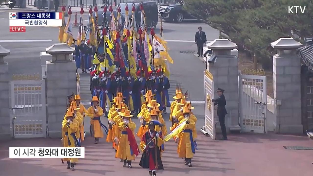 马克龙出访韩国第二天，李在明在青瓦台为他举行了隆重的欢迎仪式，现场堪比剧组拍戏很