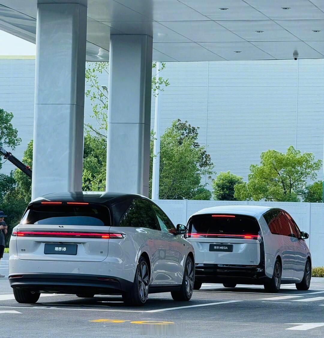 i8和MEGA同框，这角度你们觉得哪个更好看？[墨镜][墨镜]理想i8理想mega