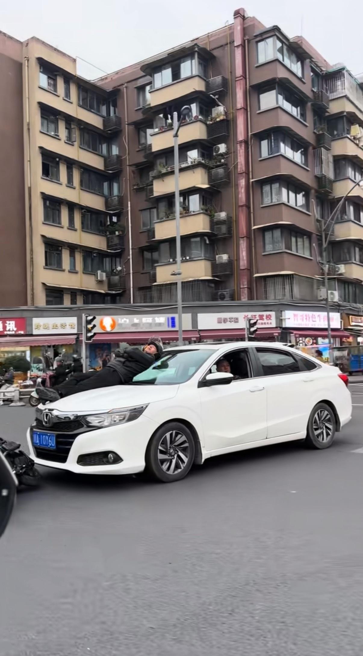 司机：大哥你要几百才肯下来大哥：要e300