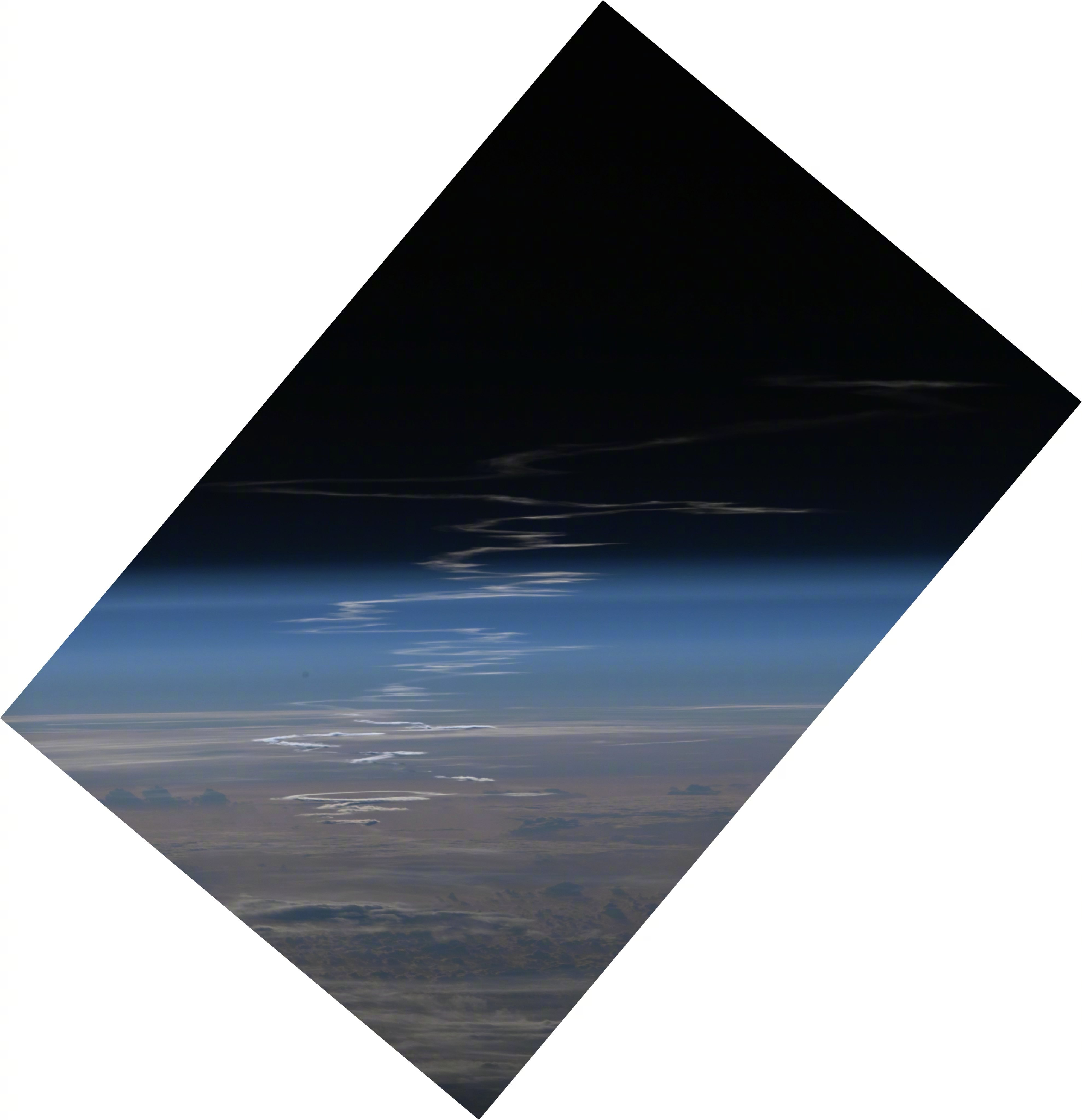 这是国际空间站上的宇航员ChrisWilliams刚发的照片。阿尔忒弥斯2号升