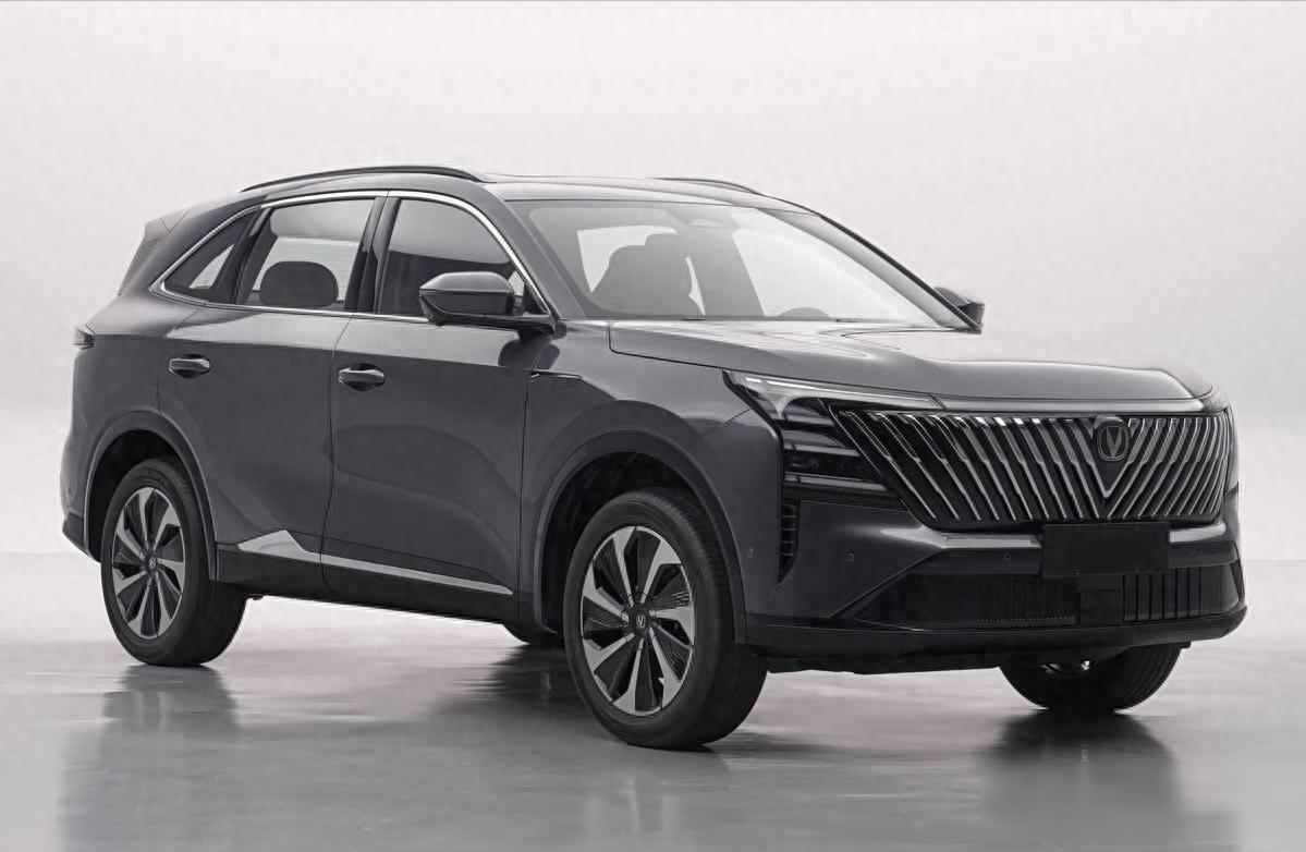 长安这是直接把四款主力车型全换成了油电混合（HEV）四款都是咱们熟的脸：CS