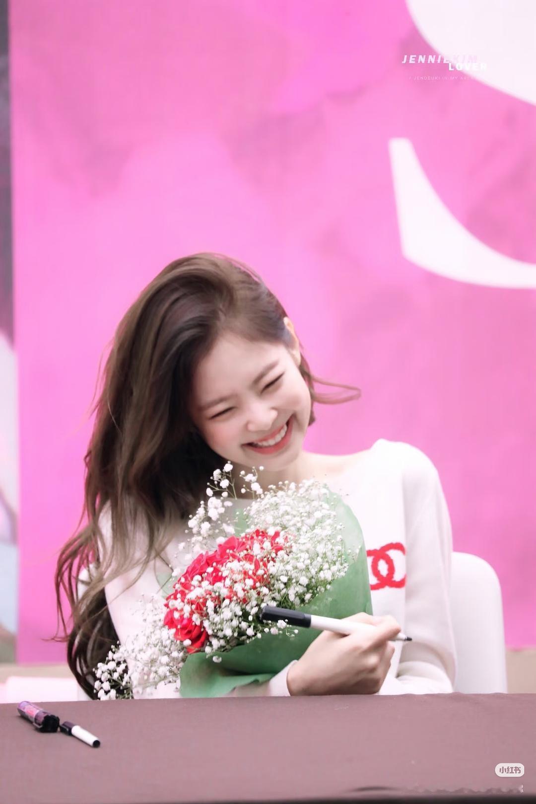 Jennie经纪公司声明不懂，只知道她之前风格是这样的，多好看，多明媚啊，真的巨