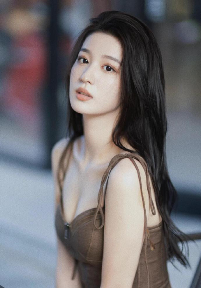 王楚然这简直女生完美身材啊，蜂腰长腿肌肤如雪，笔直修长大白腿​​​