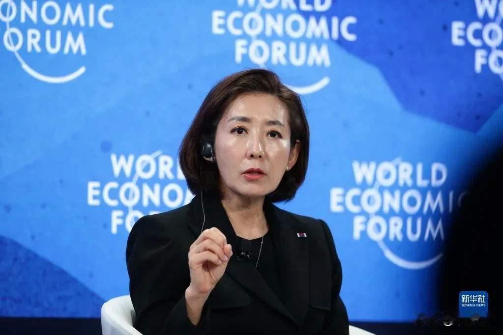 李在明不行使总统否决权，国民力量党对他和共同民主党的骂声一片，但是罗卿卿对点名称