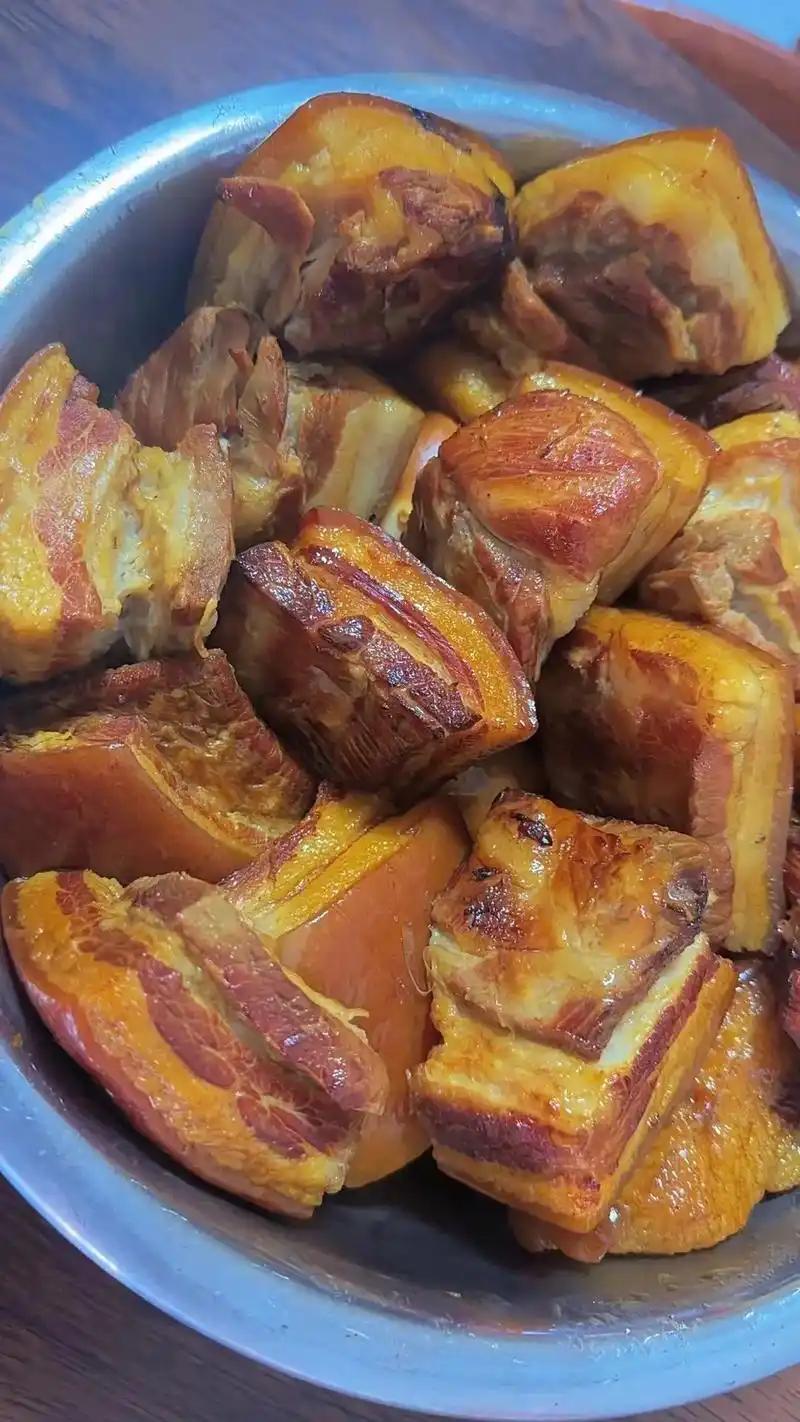 临到年末，整个猪肉市场全乱了，卖生肉的推出了加二块钱帮煮熟肉熏肉的业务，卖熟食的