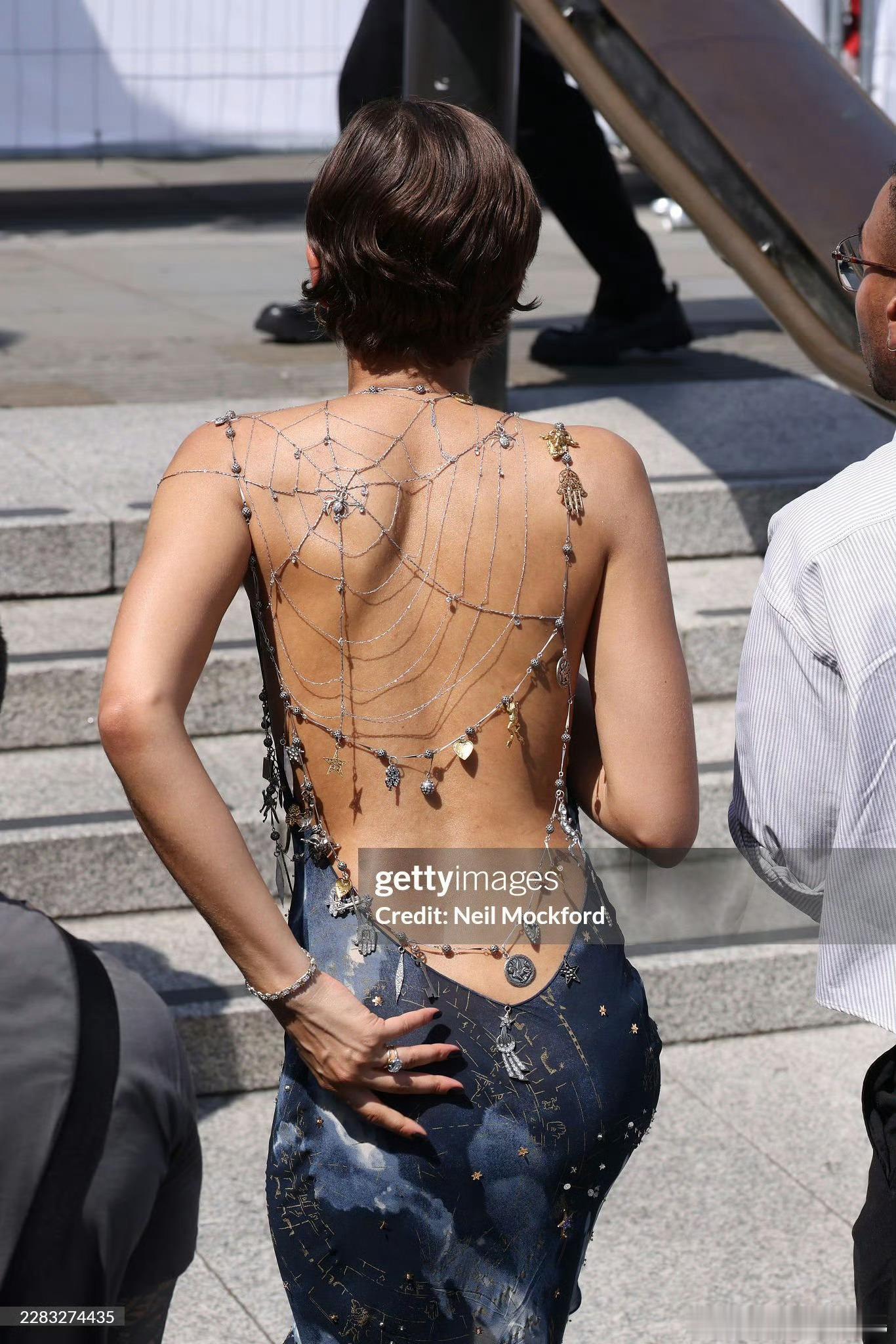 赞达亚宣传电影蜘蛛侠的又一套造型，礼服来自JohnGalliano1997