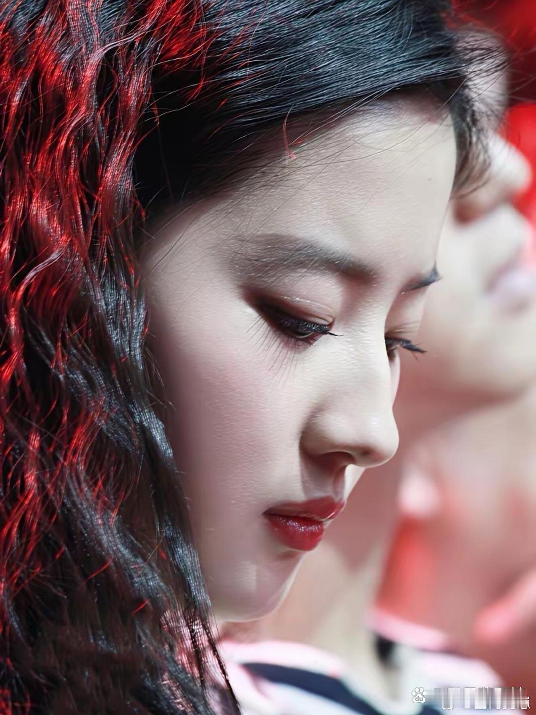 才发现刘亦菲鼻尖藏着颗小痣，这也太会长了！添了几分灵动娇俏，美到心坎里～