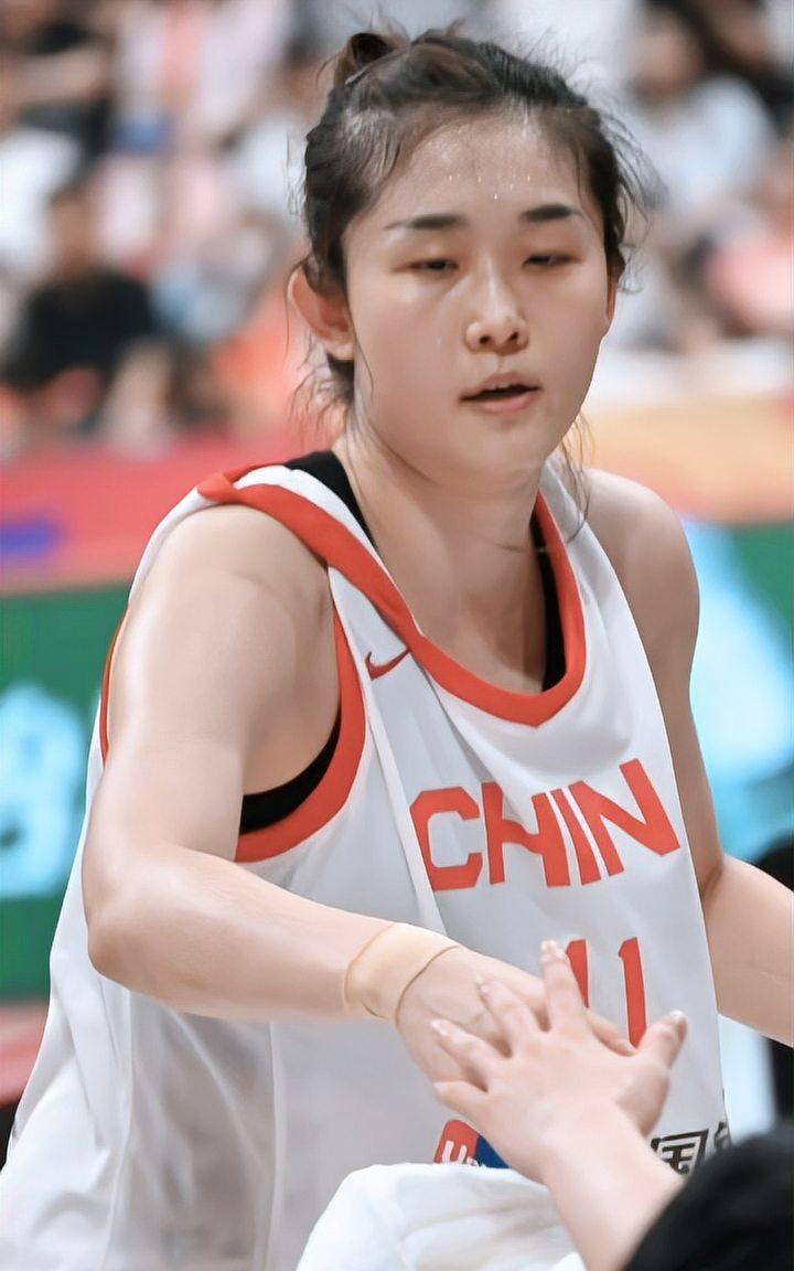 真服了、打得时间最久，却是最没出息的国家队球员！下半场开场不久，潘臻底线中端接