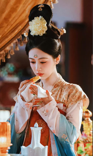 杨紫的粉丝已经意识到了虽然她在古装剧里一骑绝尘，很能扛剧但有一个很明显的问