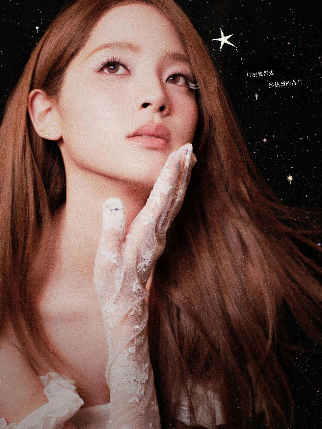 欧阳娜娜在星光里轻嗅玫瑰时，像极了《暮色森林》里出逃的精灵✨蕾丝手套裹着的温柔