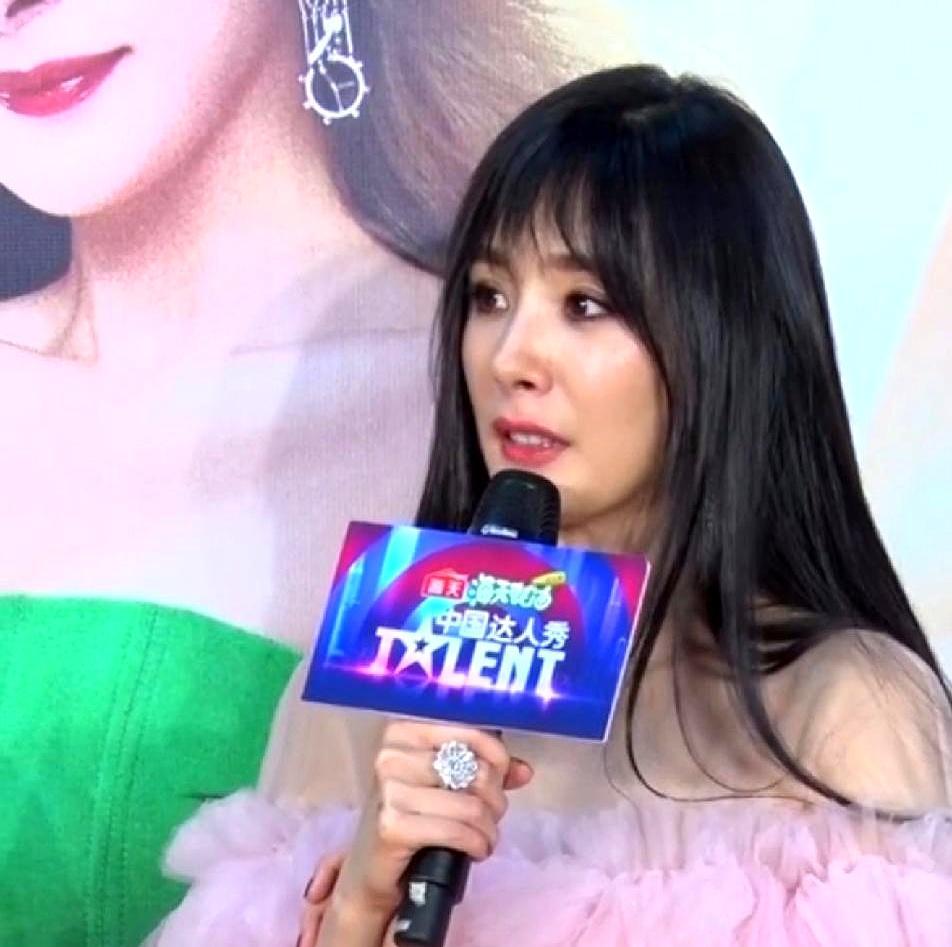 杨幂那套黑长直厚齐刘海造型你看了没，连她标志性的狐狸眼灵气都全给挡没了。之