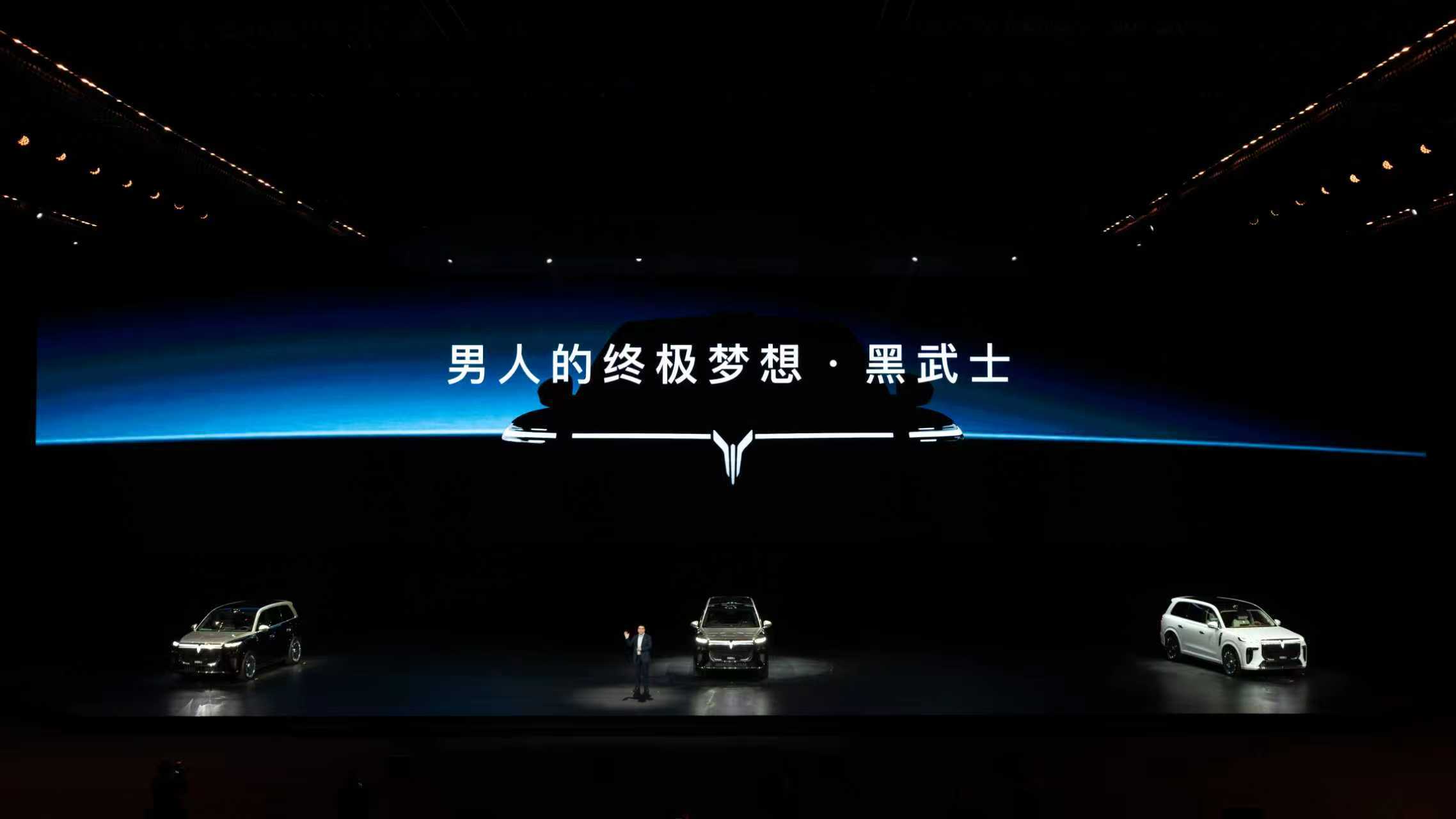 说实话岚图泰山的价格比预想的更有诚意，Max版37.99万，Max+版40.