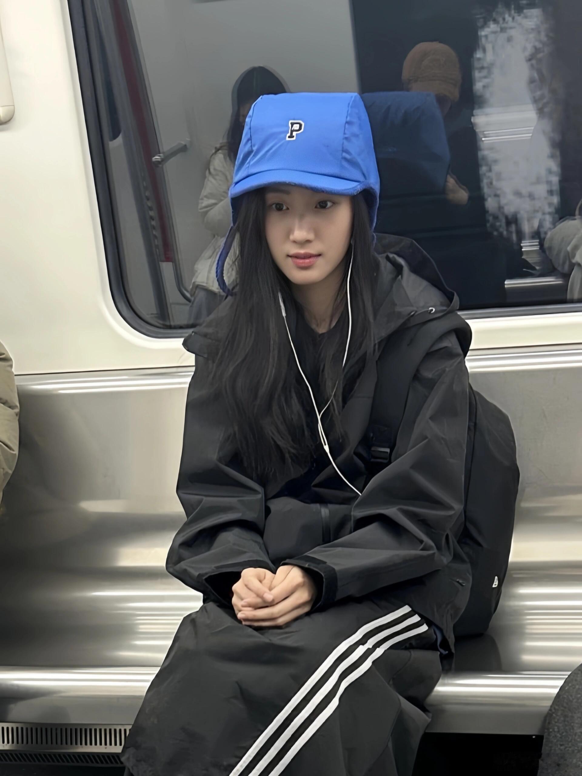 地铁偶遇卢昱晓，原来明星也会自己坐地铁，也太接地气了。