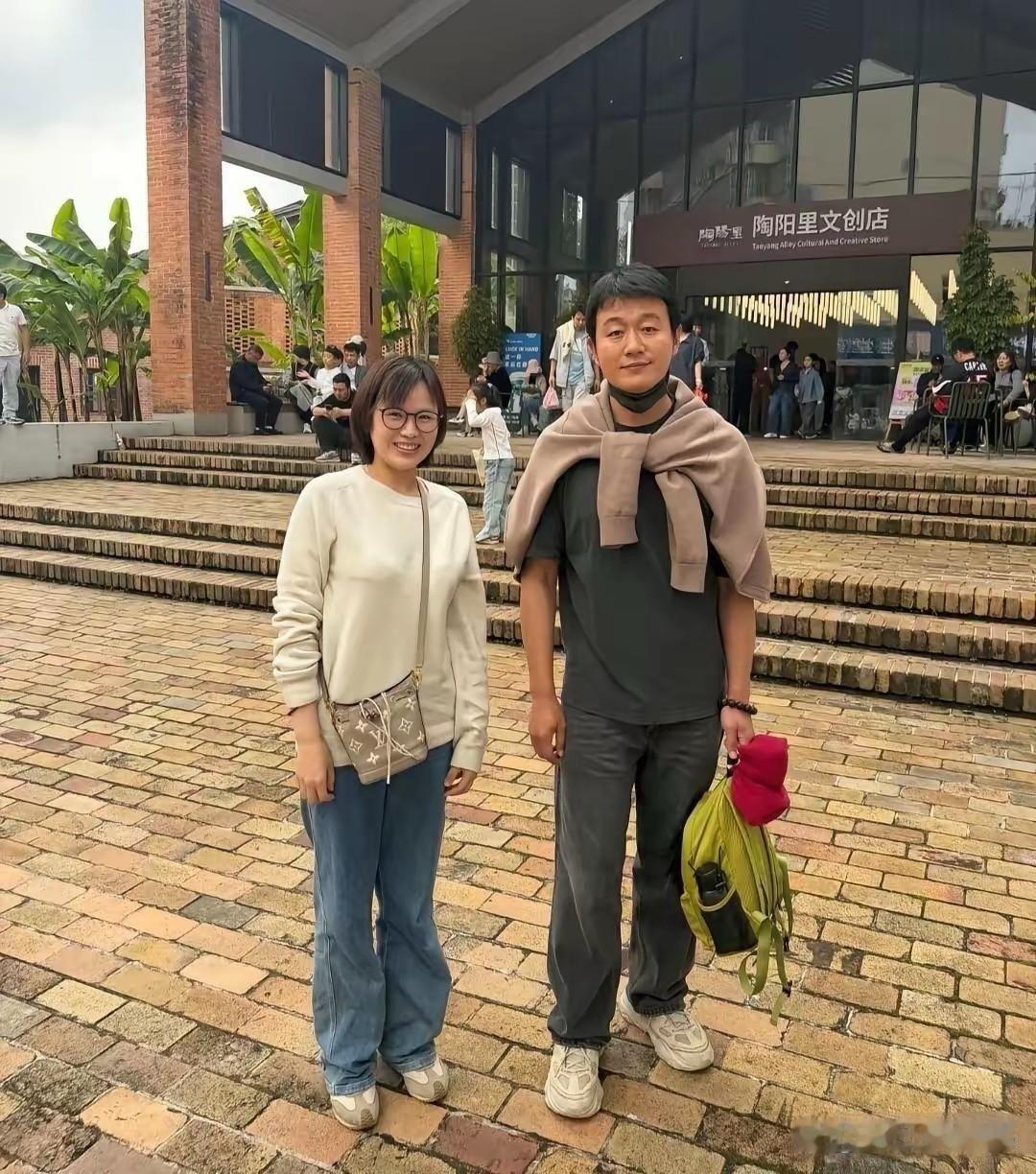 景德镇偶遇佟大为，明星没了打光和精修，也就是普通人的样子​