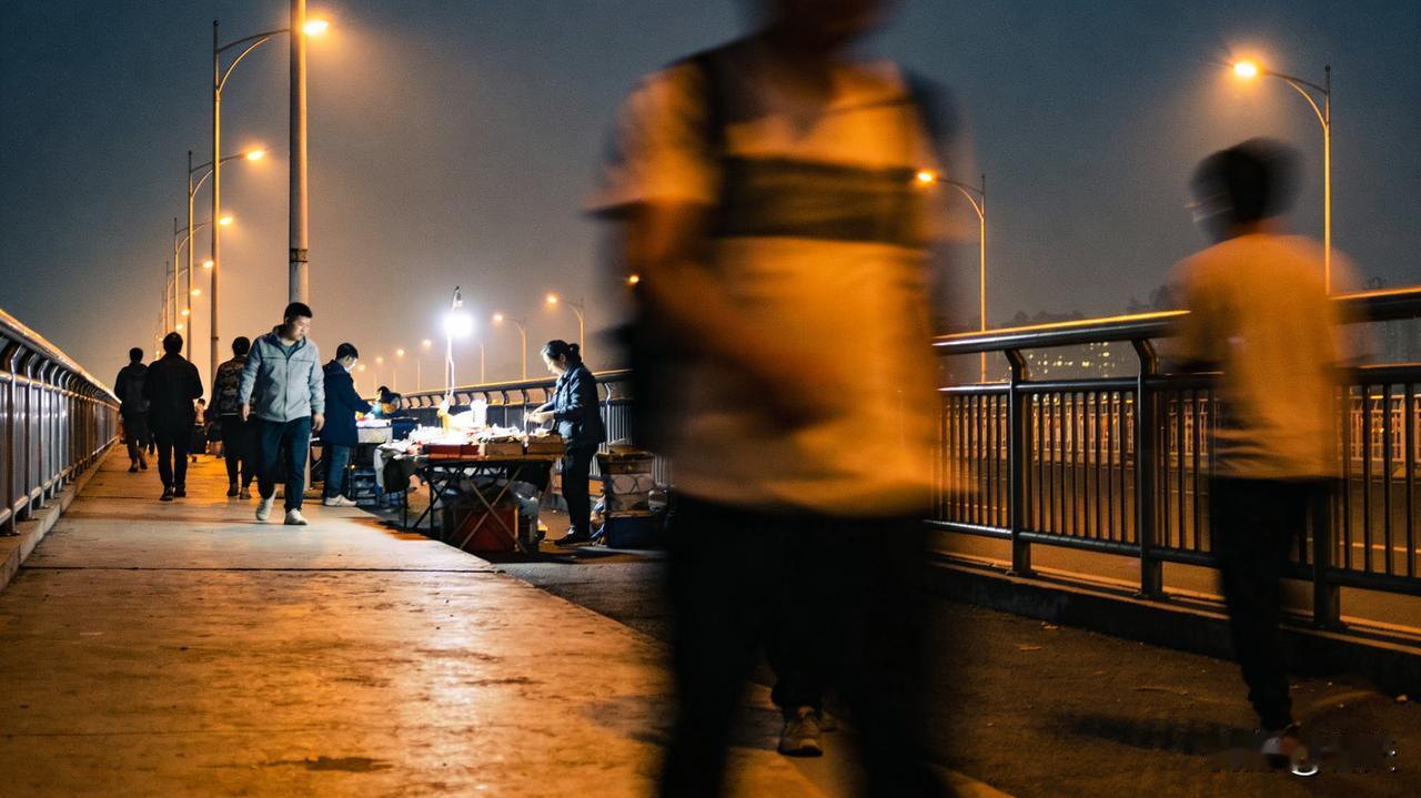 有没有发现，如今职场中很多领导都爱“见人下菜碟”，待人处事全看对方性格调整方式。