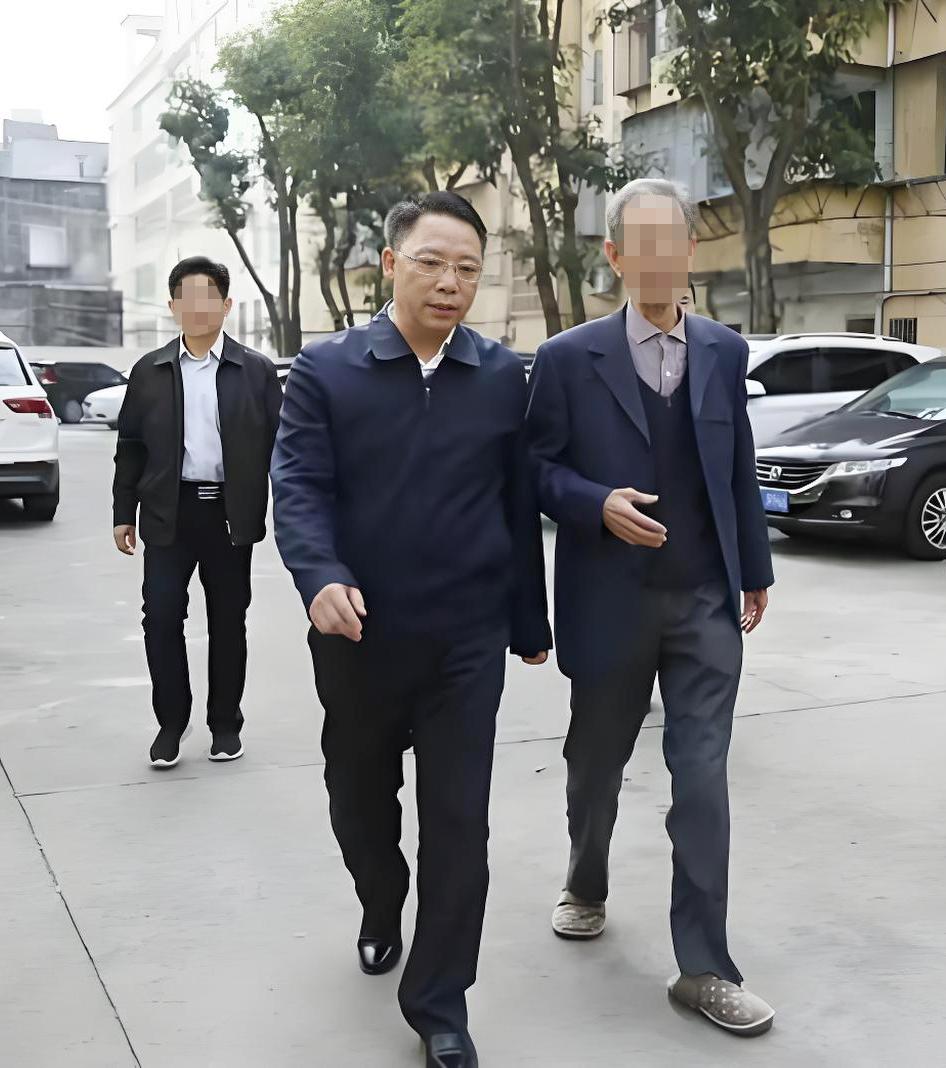 没想到在江苏省工作的老刘是江西省交通学校的校友，他1981年考上江西省交通学校公