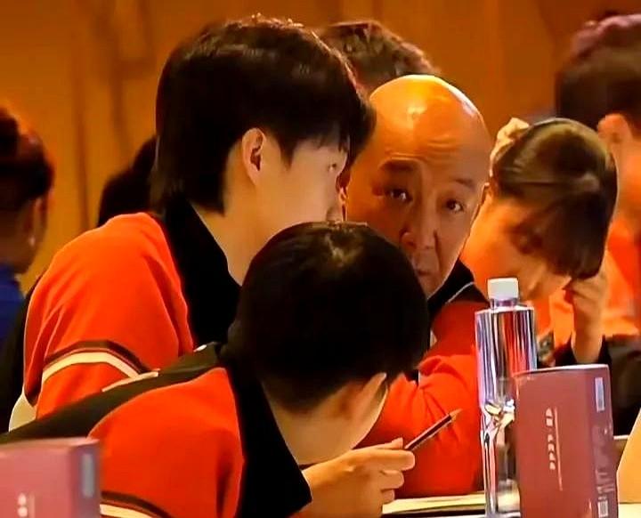 那个探头探脑的样子，真是笑死人了。使劲伸着小脑袋，就想听听王楚钦和肖爸在聊什么悄