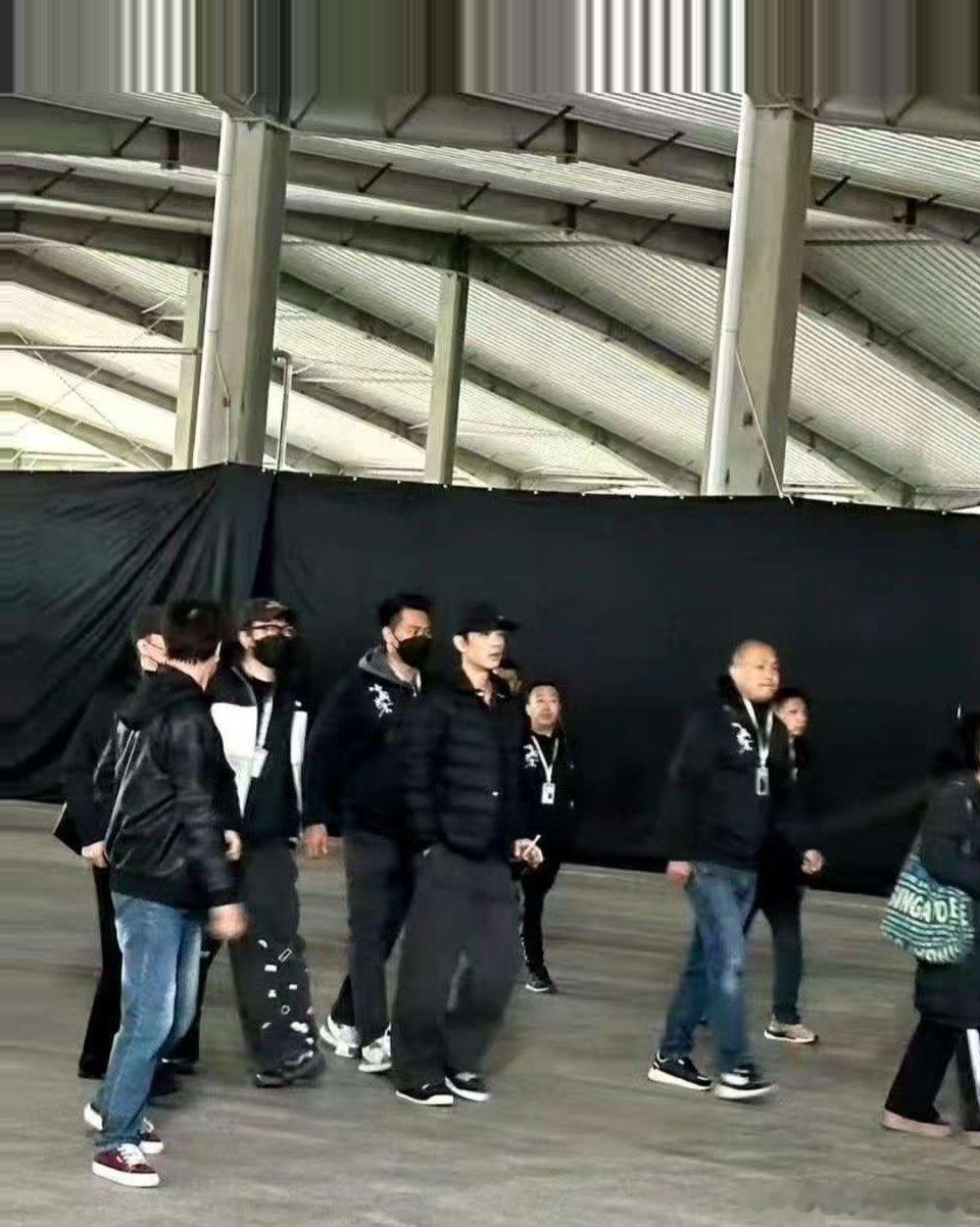 肖战小城良方开机现场照，罕见的肖战团队集体大同框。​​​
