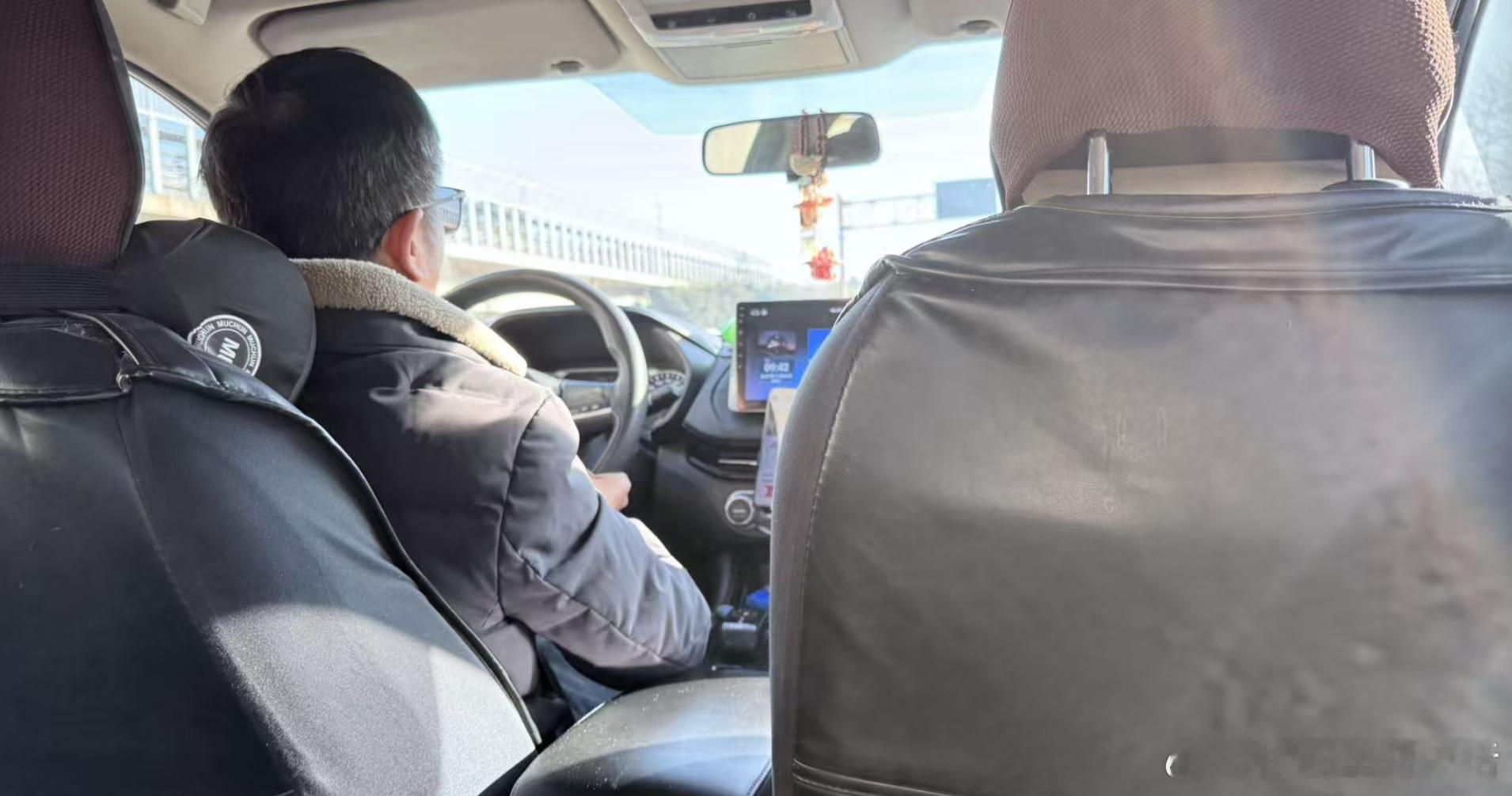 打了辆东风日产轩逸，司机说这车内部空间比卡罗拉、雷凌都要大，这也是它选择轩逸的原