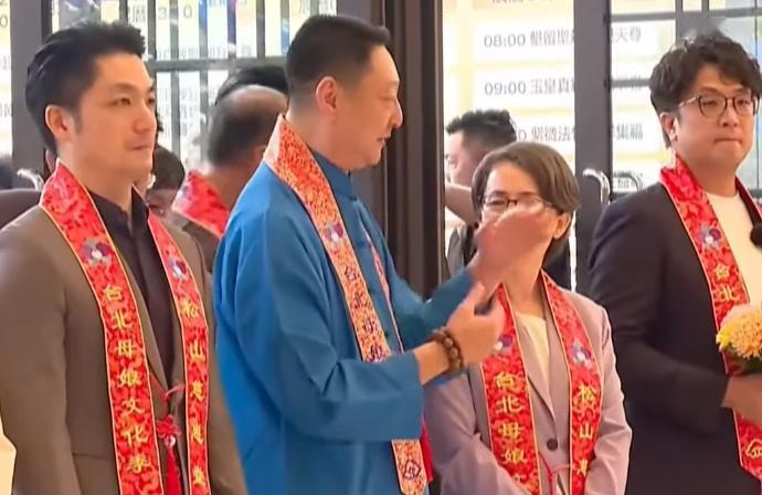 今早，台湾地区副领导人萧美琴前往台北市松山慈惠堂出席“2026台北母娘文化季米龙