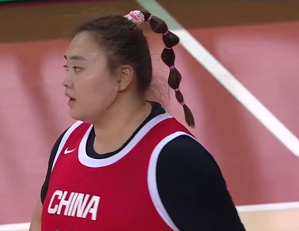 刘禹彤为何无缘12人大名单！分析，主要有3个原因中国女篮公布了12人世界杯预选