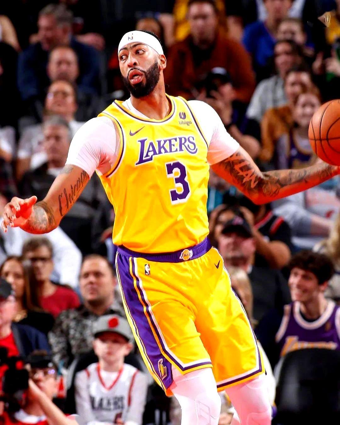 他被交易三天后，才从新闻上看到自己的名字。手机摔在地毯上，屏幕裂成蛛网。达