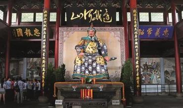 1142年，岳飞在临安大理寺监狱，被两根大铁棒夹碎胸膛而死。秦桧党羽放出话来