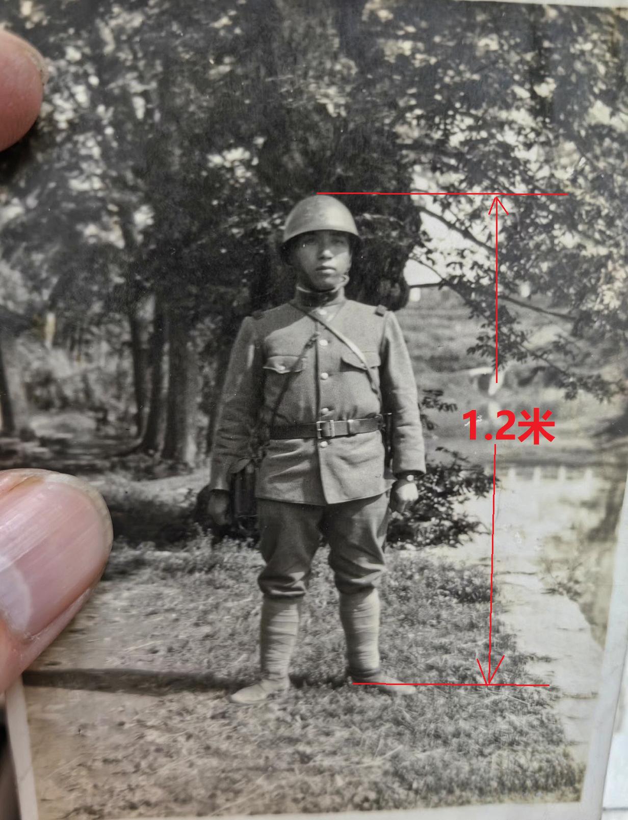 有很多读者不相信身高有这么低的日军，笔者又翻找出了一张老照片作为佐证，照片上的这